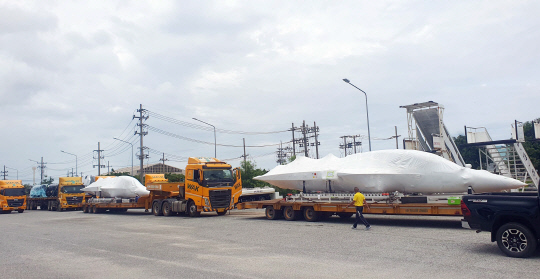 CJ대한통운이 태국에서 무진동차량을 이용해 T-50TH 전투기를 안전하게 운송하고 있다. CJ대한통운 제공